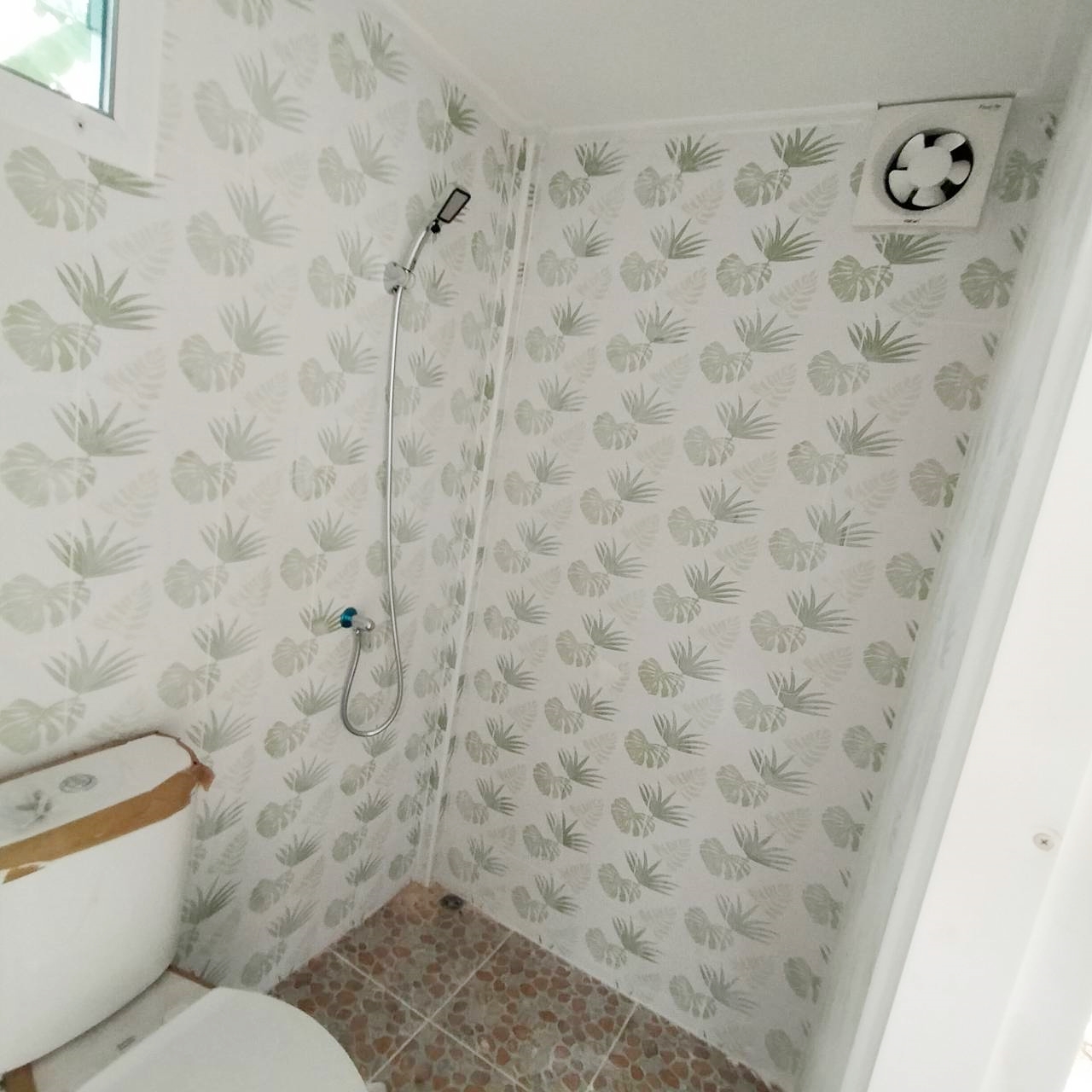 บ้านน็อคดาวน์เป็นโครงสร้างเหล็ก ขนาด 4*6 เมตร สูง 2.4 เมตร