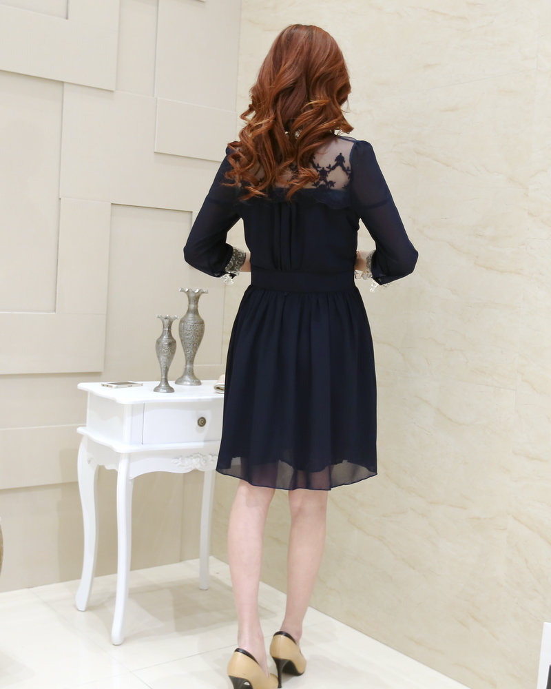 **หมดค่ะ**เดรสใส่ทำงานสีดำผ้าชีฟองแขนยาวตัดต่อช่วงอกเป็นผ้าโปร่งลายดอกไม้ ติดกระดุม ดีเทลตกแต่งปกและริมแขนด้วยผ้าเลื่อมสีทอง สวยคุณภาพดีเหมือนแบบค่ะ