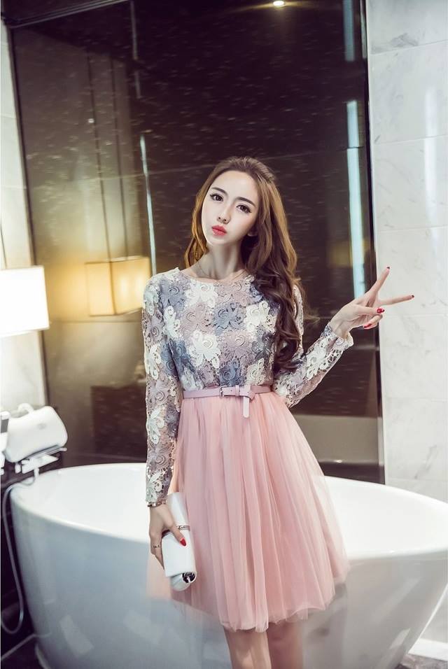 **หมดค่ะ**เดรสตัวเสื้อผ้าถักโครเชต์ลายดอกไม้ แขนยาว กระโปรงผ้ามุ้งสีชมพู มาพร้อมเข็มขัดสีชมพู เหมือนแบบน่ารักมากค่ะ