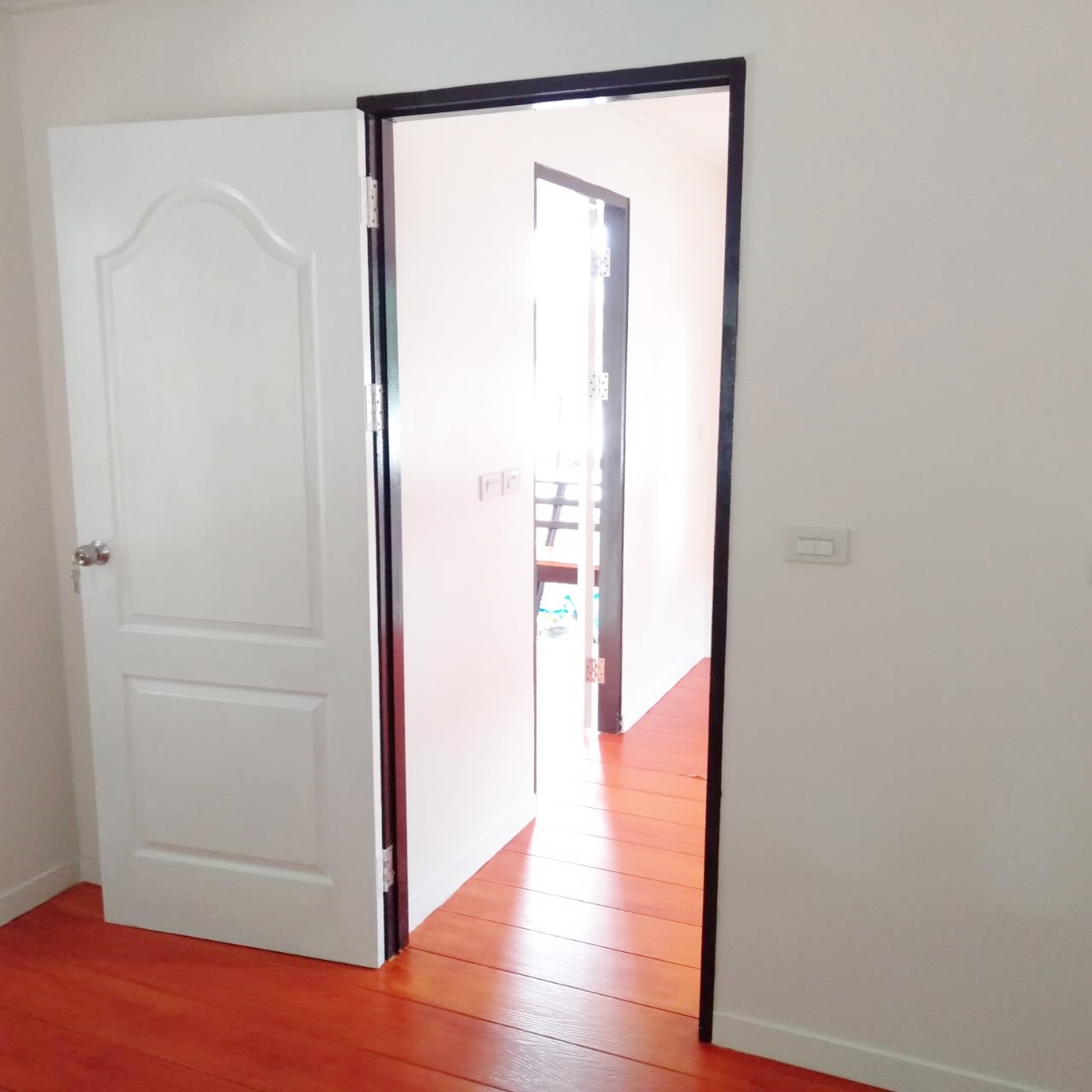 บ้านน็อคดาวน์ หลังนี้ ขนาด 4*6 เมตร พร้อมระเบียงหลังคาคุม ขนาด2*6เมตรเต็มหน้าบ้าน และระเบียงขนาด 2*3 เมตร