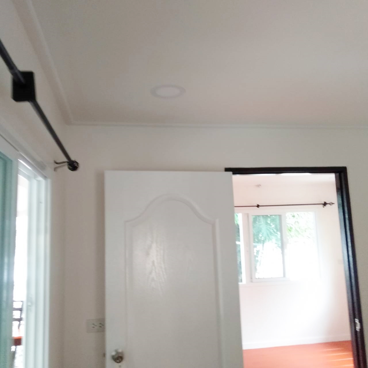 บ้านน็อคดาวน์ หลังนี้ ขนาด 4*6 เมตร พร้อมระเบียงหลังคาคุม ขนาด2*6เมตรเต็มหน้าบ้าน และระเบียงขนาด 2*3 เมตร