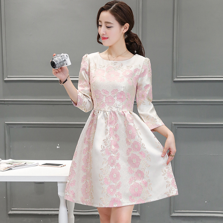 **หมดค่ะ**เดรสสีครีมผ้าทอลายดอกไม้สีชมพูเนื้อดี เนื้อนิ่ม แขนยาว มีซิบด้านข้างลำตัว ช่วงเอวเข้ารูป กระโปรงทรงเอ มีซับใน สวยหรู มากๆๆเลยค่ะ