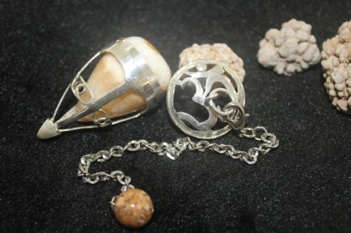 เพนดูลั่มหินพระธาตุในเกราะเงิน