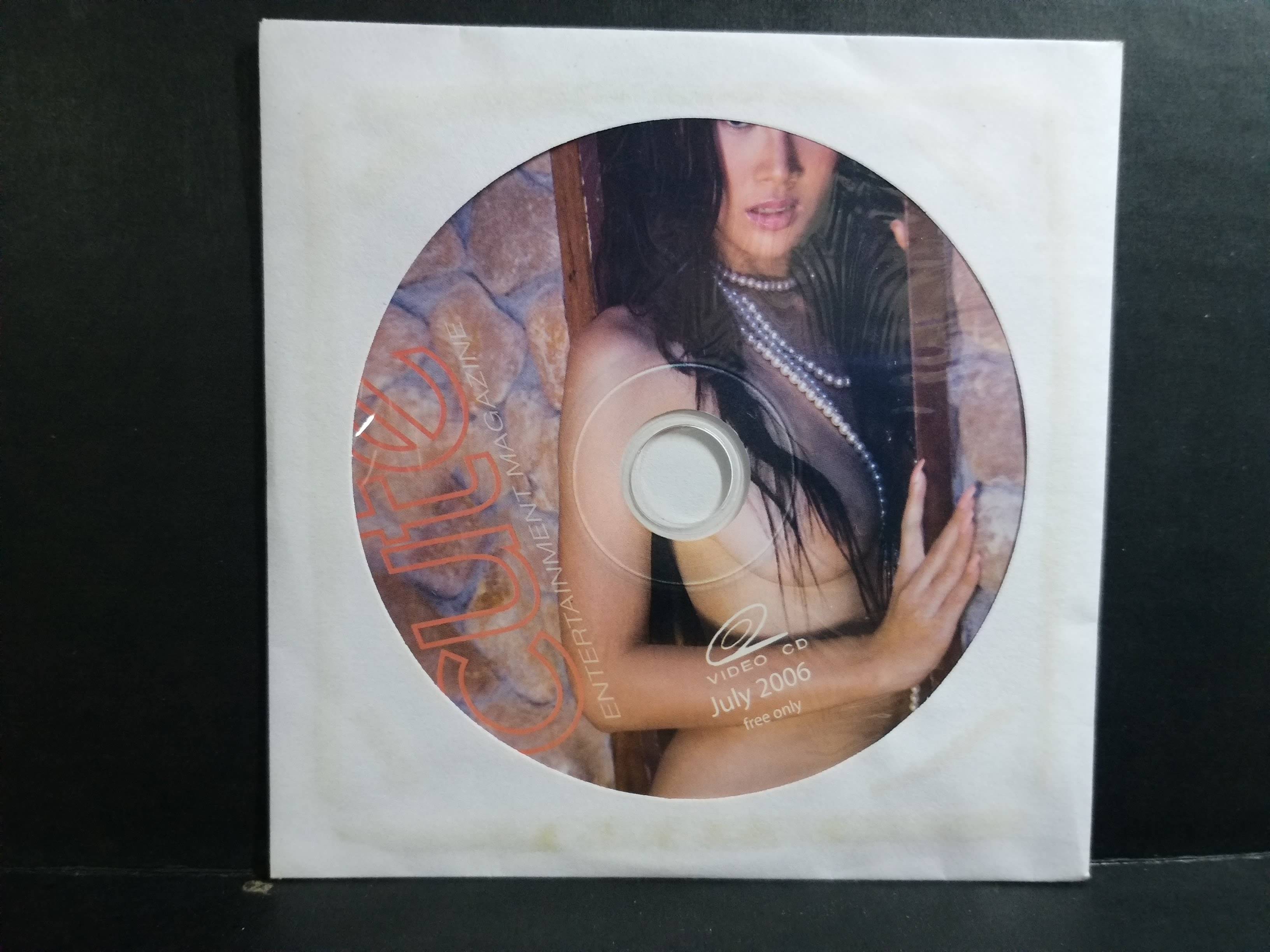 แผ่น CD เบื้องหลังนางแบบ นิตยสาร cute JUL.2006 / ความคมชัดตามยุคนั้นครับ