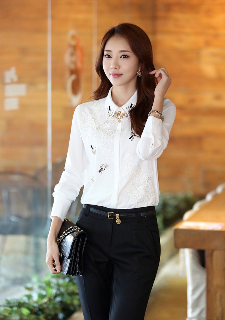 **หมดค่ะ***เสื้อเชิ้ตใส่ทำงานผ้าชีฟองสีขาว ดีเทลตกแต่งลูกปัดและเพชรช่วงปกเสื้อ และลูกไม้แขนยาว สวยคุณภาพดีเหมือนแบบค่ะ