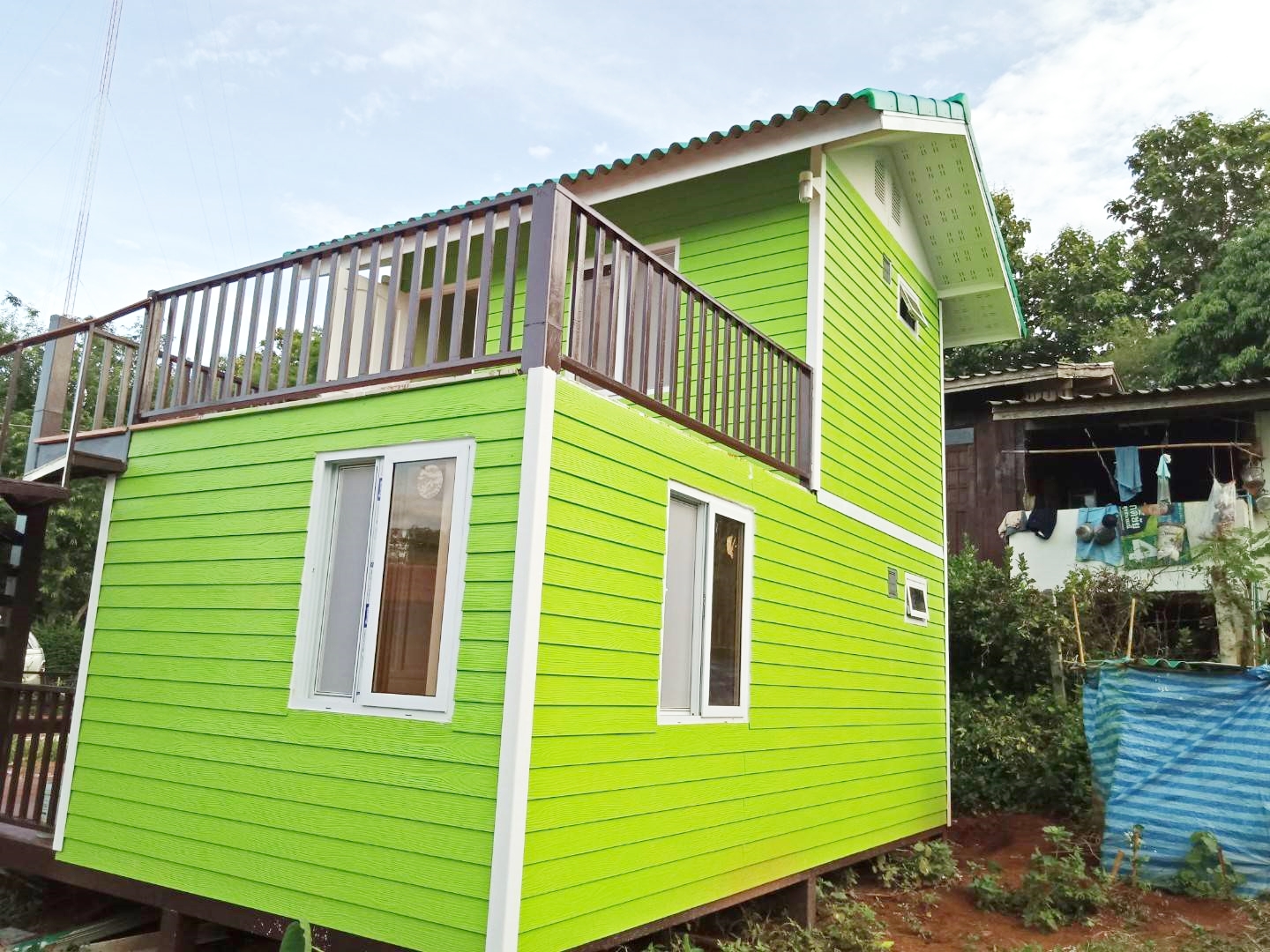 บ้านน็อคดาวน์ 2 ชั้น ขนาด ที่ 4*6 เมตร พื้นใที่ช้สวย และระเบียงทั้งชั่นบนแล้วชั้นล่าง