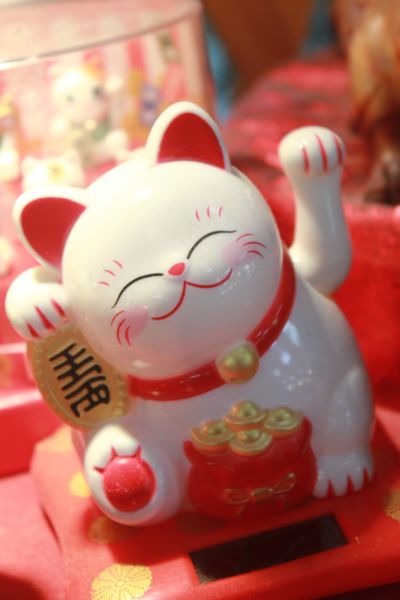 แมวกวักนำโชค ( Maneki Neko )