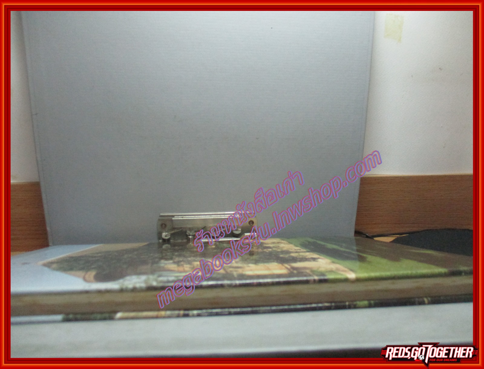 หนังสือ พระที่นั่งวิมานเมฆ พร้อมกล่อง และเครื่องพิพิธภัณฑ์ต่างๆ ที่จัดแสดงไว้