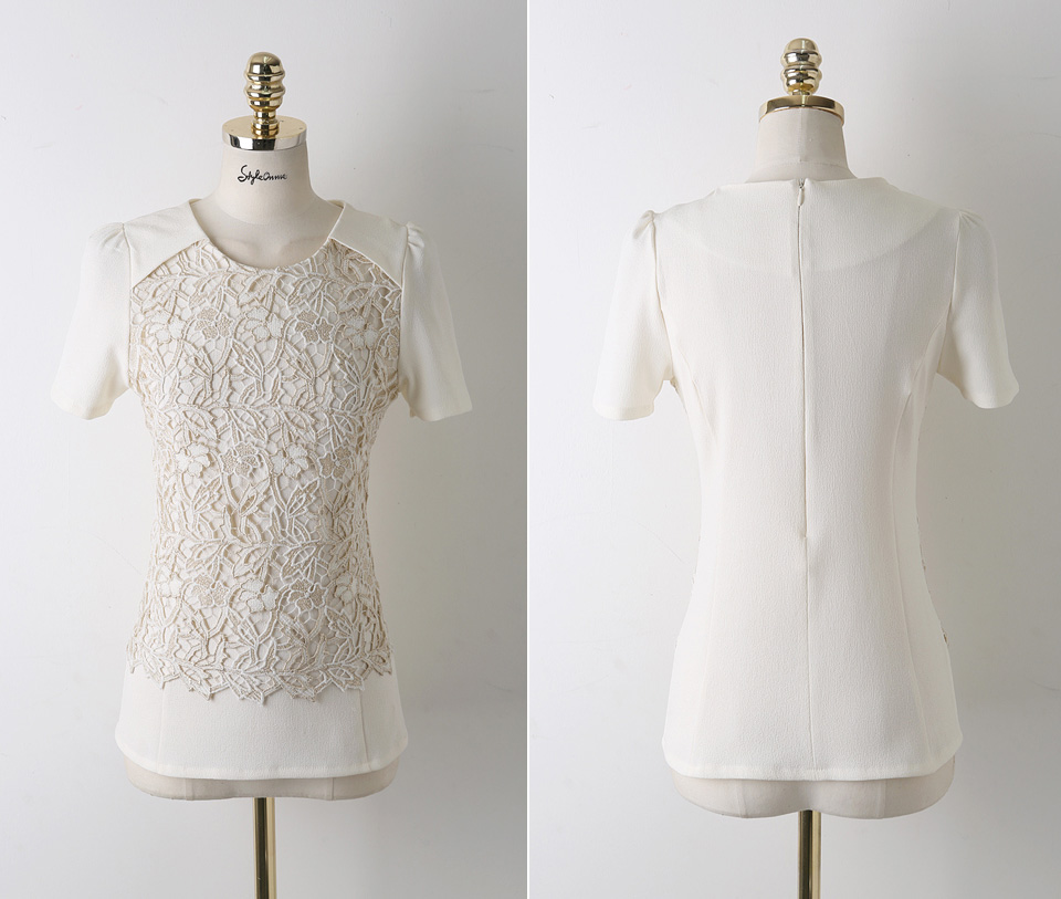 **หมดค่ะ**เสื้อชีฟองสีขาวแขนสั้น ดีเทลตกแต่งลูกไม้ลายดอกไม้สีขาวผสมทอง ติดซิปด้านหลัง มีซับใน สวยคุณภาพดีเหมือนแบบค่ะ