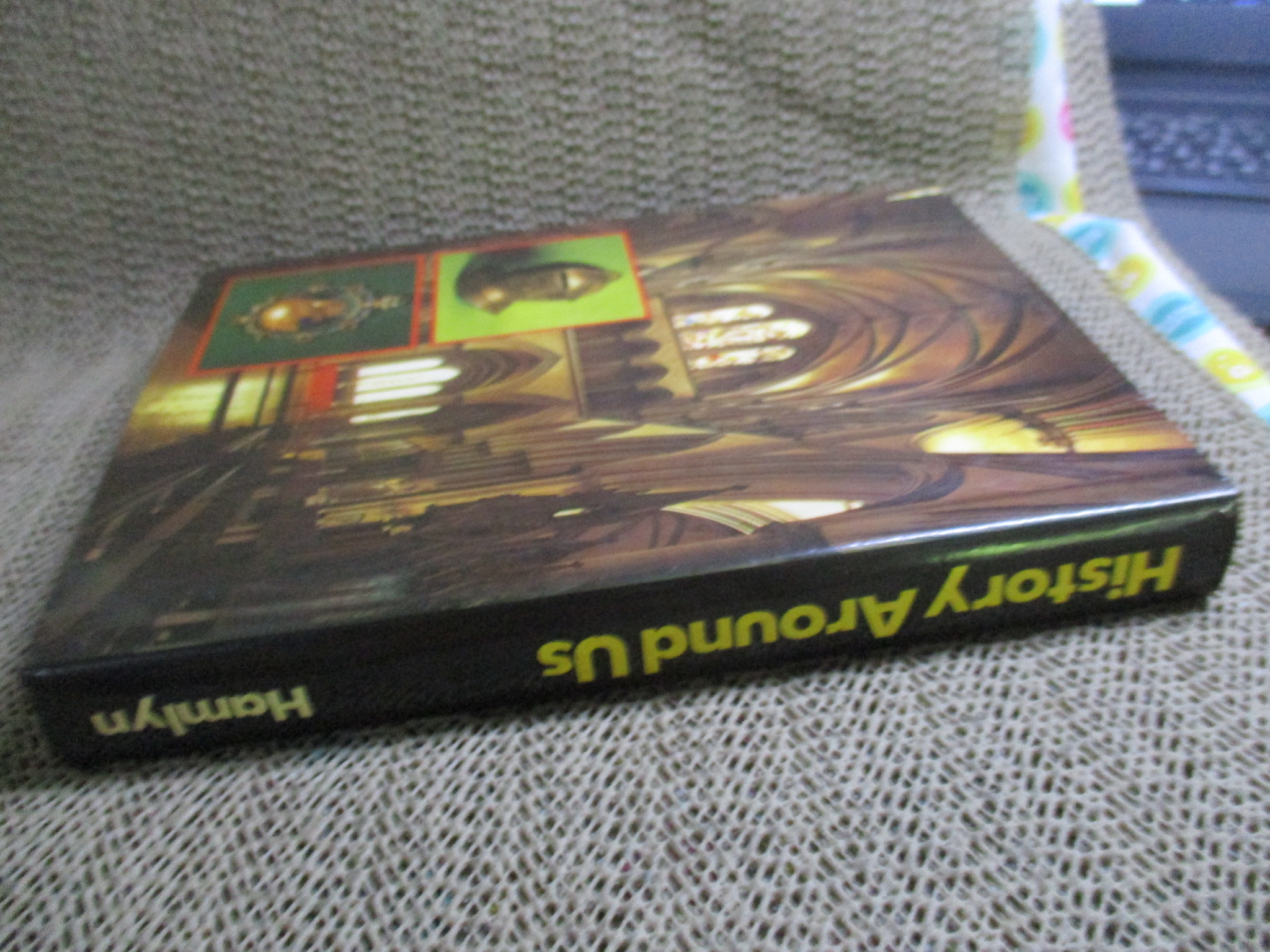 History Around Us By Harris Nathaniel (Hardcover) / HAMLYN