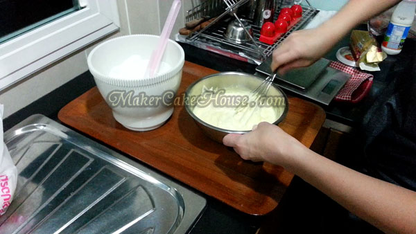 ขั้นตอนตะล่อมส่วนผสมไข่แดงและไข่ขาวให้เข้ากัน ทำซูเฟล่ชีสเค้กญี่ปุ่น