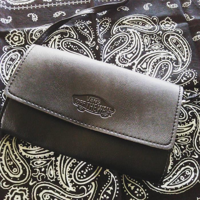 VANS OFF THE WALL x MINI กระเป๋าสะพายหนัง มีช่องใส่บัตร เงิน และโทรศัพท์ สายสะพายถอดได้