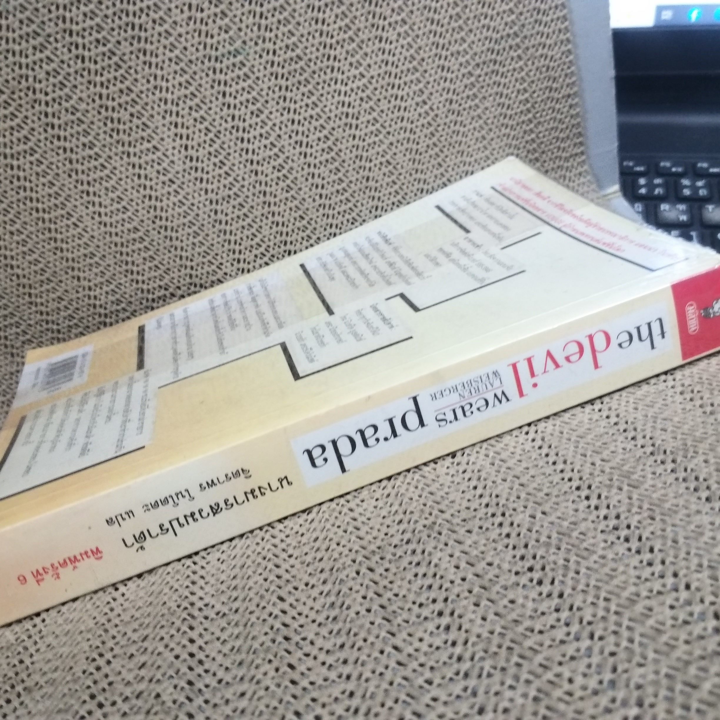 หนังสือ นางมารสวมปราด้า ของ ลอเรน ไวส์เบอร์เกอร์ อดีตผู้ช่วยส่วนตัวของบรรณาธิการนิตยสารโว้คอเมริกา นิยายเรื่องนี้เป็นข้อพิสูจน์ให้เห็นว่านรกมีจริง