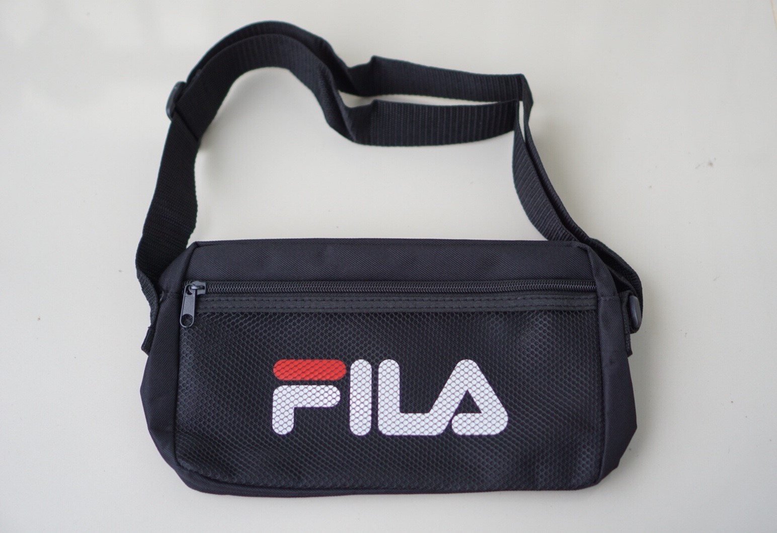 FILA 2018 Special Book กระเป๋าสะพาย กระเป๋าคาดอก มีช่องซิบด้านหน้า พร้อมสายปรับได้