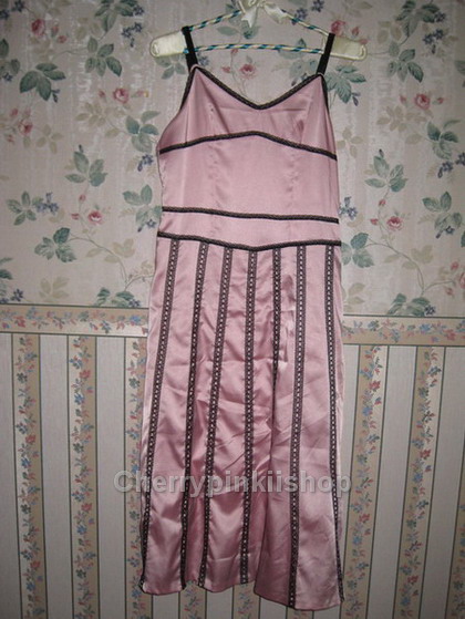 ชุดราตรี เดรสยาวสีชมพู สายเดี่ยว เย็บลูกไม้ดำเซ็กซี่น่าหลงไหล เนื้อผ้ามันนิ่มสวย hiso ใส่สบาย มีซิปข้าง