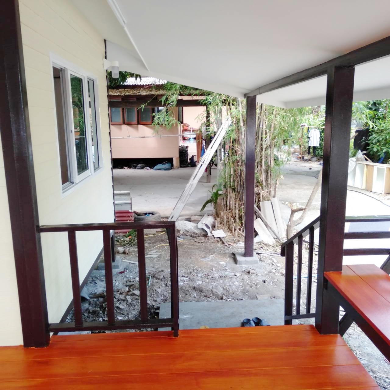 บ้านน็อคดาวน์ หลังนี้ ขนาด 4*6 เมตร พร้อมระเบียงหลังคาคุม ขนาด2*6เมตรเต็มหน้าบ้าน และระเบียงขนาด 2*3 เมตร