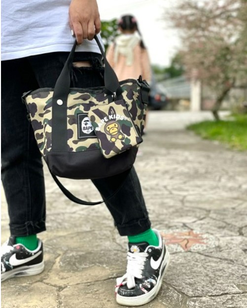 A Bathing Ape® 2021 AUTUMN/WINTER COLLECTION Stroll Tote & Mini Wallet กระเป๋าถือพร้อมสายสะพาย และกระเป๋าใบเล็ก