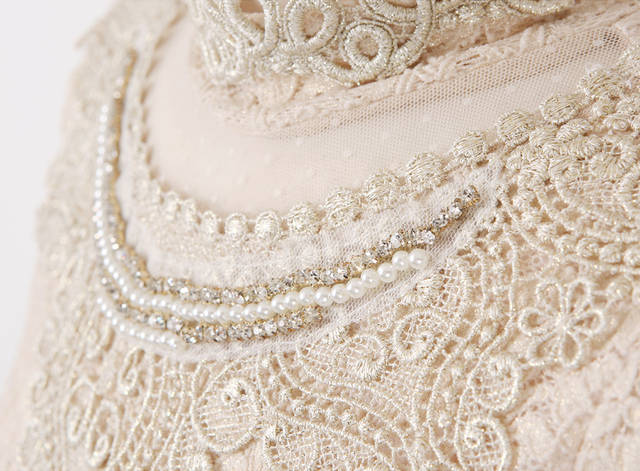 ***หมดค่ะ***เสื้อผ้าลูกไม้สีครีม คอตั้งแต่งลูกไม้สีครีมปักมุก แขนยาว มีซับในสวยเหมือนแบบค่ะ