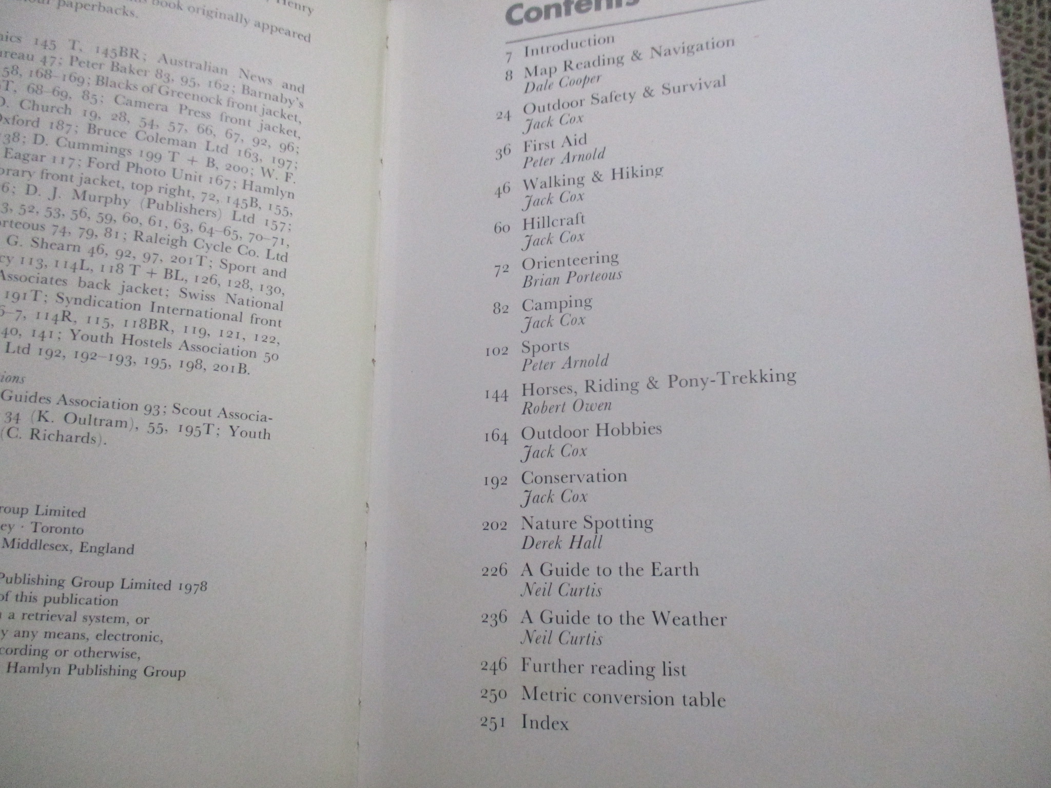 The Outdoor Handbook by Anon (Hardcover) / HAMLYN