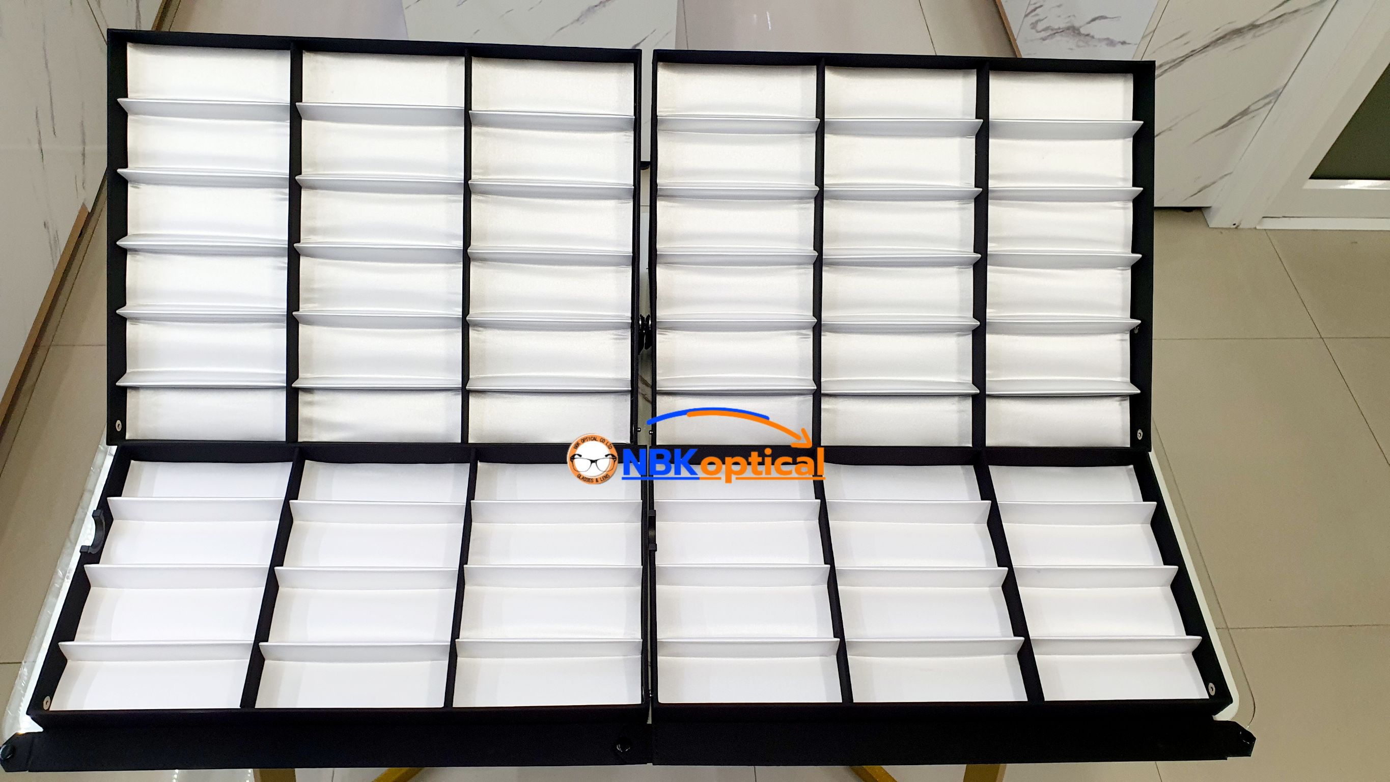 ถาดใส่โชว์แว่นตา มีฝาปิด วางต่อกัน