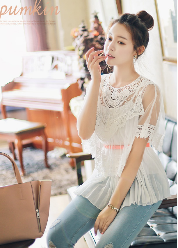 ***หมดค่ะ***เสื้อคอกลมเนื้อผ้าตาข่ายเนื้อนิ่ม ปักลายลูกไม้ที่ตัวเสื้อ แขนสั้น มีซับในค่ะ