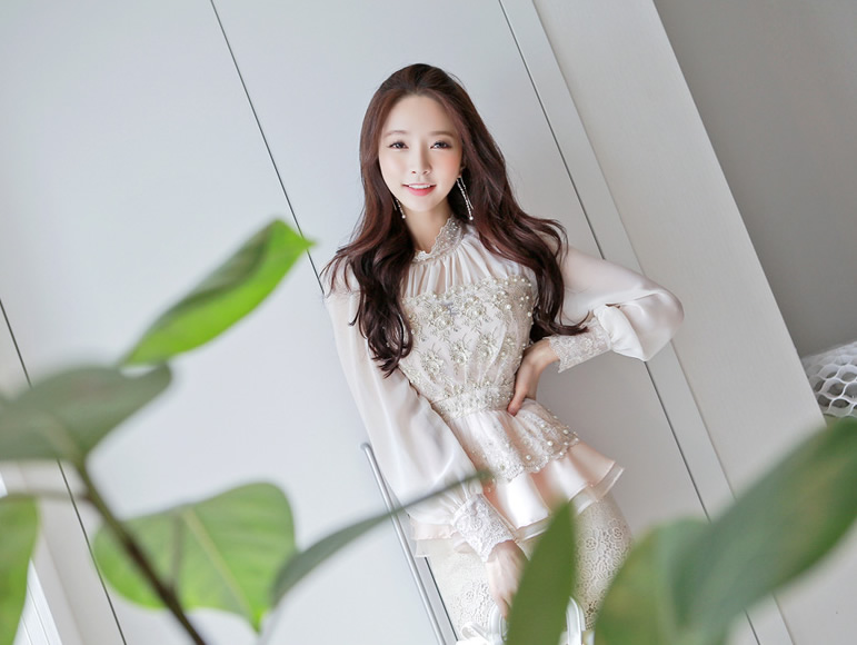 ***หมดค่ะ***เสื้อลูกไม้สีครีมผสมผ้าแก้วสีโอโอรสเข้ารูป แขนยาว ช่วงอกตกแต่งผ้าตาข่ายโปร่ง รอบคอ อกและช่วงปลายแขนตกแต่งมุกและลายปักดิ้นทอง สวยหรูเหมือนแบบค่ะ