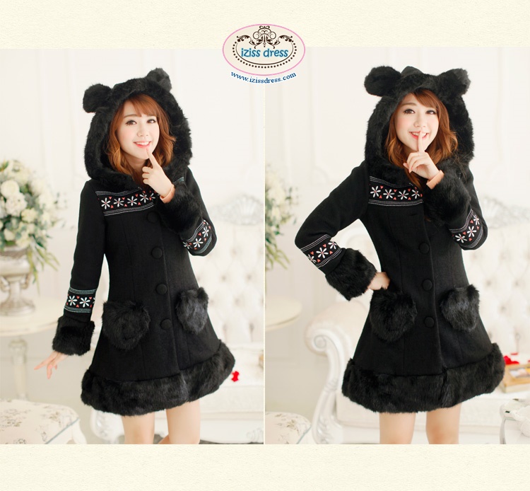 ***หมดค่ะ***เสื้อโค้ทกันหนาวสีดำหมวกหูกระต่ายและริมแขนล้อมรอบด้วยขนเฟอร์ ปักลายนูนช่วงอกและแขน ด้านหลังติดปอมปอมขนเฟอร์คล้ายหางกระต่ายจร้า สวยเหมือนแบบค่ะ