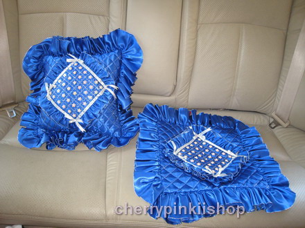 ปลอกหมอนอิงสี่เหลี่ยม ลายตาราง สีน้ำเงิน ดิ้นเงิน โบว์เงิน ติดเลื่อมลายดอกแก้ว มีระบายรอบ ทำจากผ้าต่วน