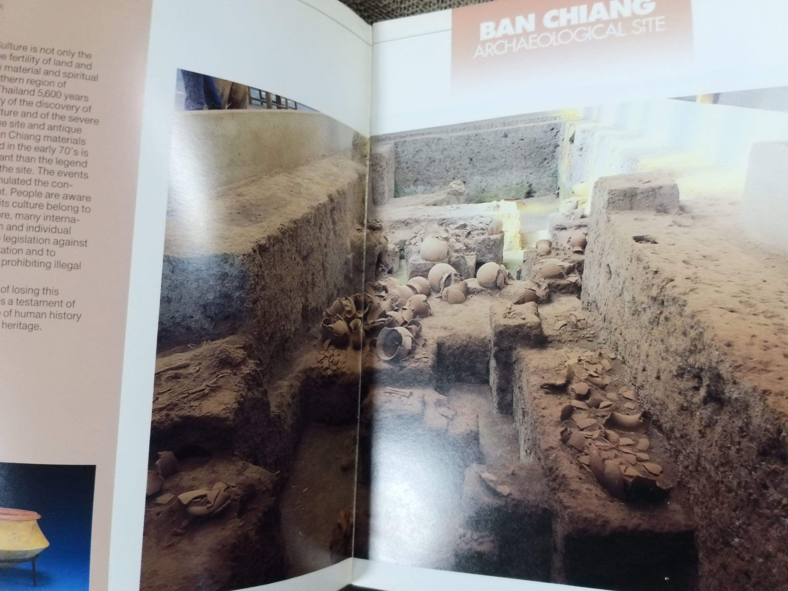 แหล่งโบราณคดีบ้านเชียง (BAN CHIANG ARCHAEOLOGICAL SITE) / ปกด้านบนมีรอยเปื้อนนิด
