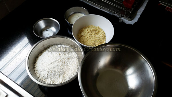 ส่วนผสมของแห้งในการทำคุกกี้อัลมอนต์