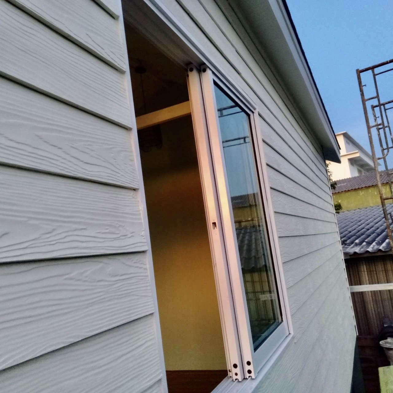 บ้านหลังนี้ ขนาด 3*5.5 ระเบียงด้าน 3 เมตร ยาว 1*3 เมตร ยกสูง 2.20 เมตร