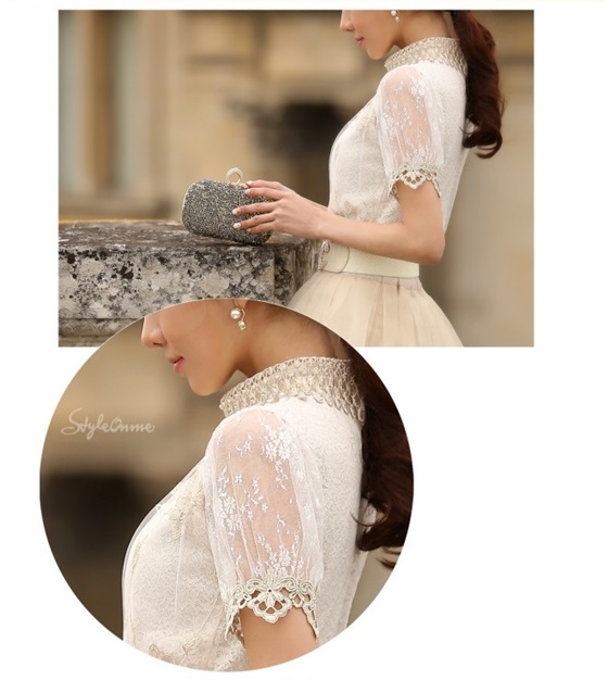 ***หมดค่ะ***เสื้อแฟชั่นผ้าลูกไม้สีขาวด้านหน้าซ้อนทับด้วยผ้าแก้วโปร่งปักลายดอกไม้สีทอง คอเสื้อและริมแขนถักโคร์เชต์สีทองดีเทลตกแต่งมุขและเพชรล้อมรอบคอติดกระดุมด้านหลัง แขนใช้ผ้าลูกไม้โปร่ง สวยหวานเหมือนแบบค่ะ