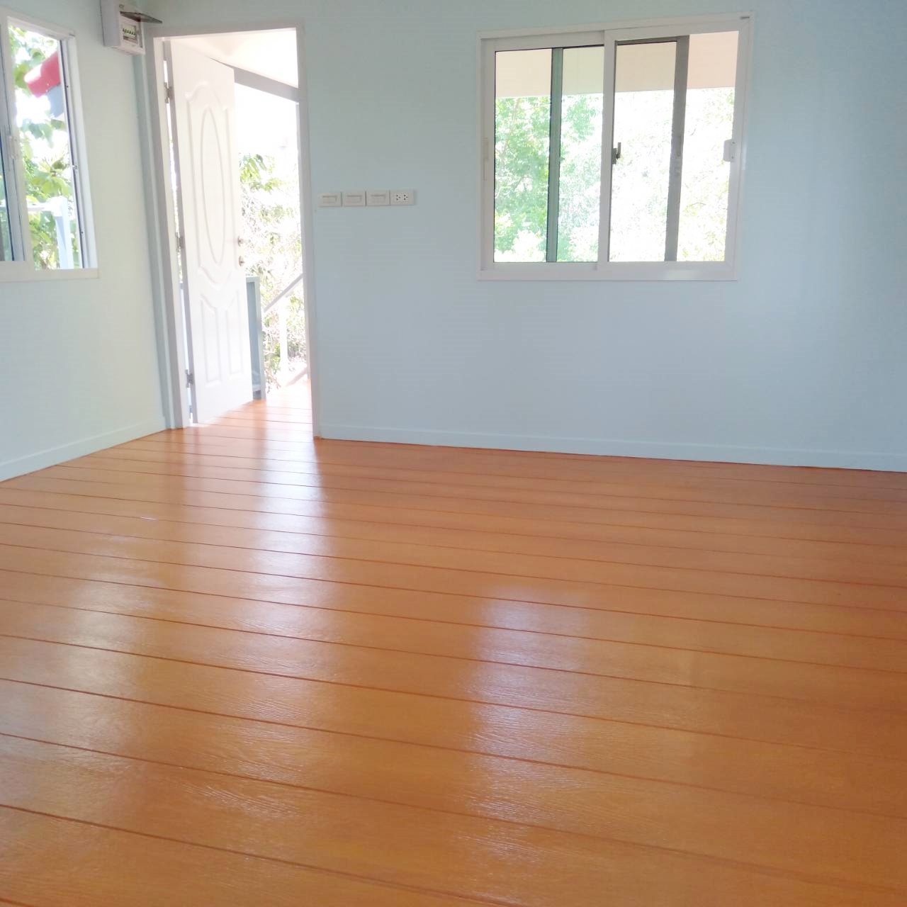 บ้านขนาด 4*7 เมตร ราคารวมเป็นเงินทั้งสิ้น 370,000 บาทพร้อมระเบียงขนาด 2*4 เมตร