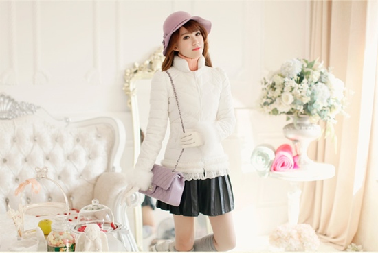 ***พร้อมส่งไซส์ XS ด่วนมีจำนวนจำกัดค่ะ***เสื้อโค้ทกันหนาวขนเป็ดเข้ารูปสีขาว ช่วงคอตัดต่อผ้าลูกไม้ ติดซิปด้านหน้า ริมเสื้อล้อมรอบด้วยขนเฟอร์ 2 ชั้นตกแต่งขอบด้วยผ้าลูกไม้น่ารักๆ สวยหวานเหมือนแบบค่ะ