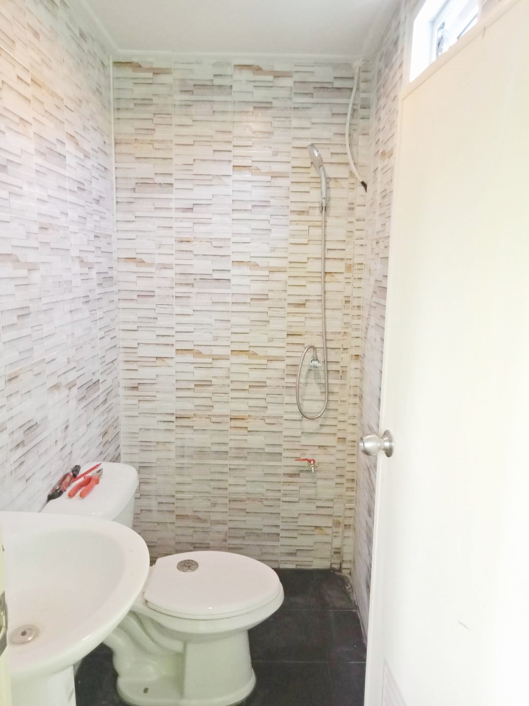 บ้านน็อคดาวน์ 2 ชั้น ขนาด ที่ 4*6 เมตร พื้นใที่ช้สวย และระเบียงทั้งชั่นบนแล้วชั้นล่าง