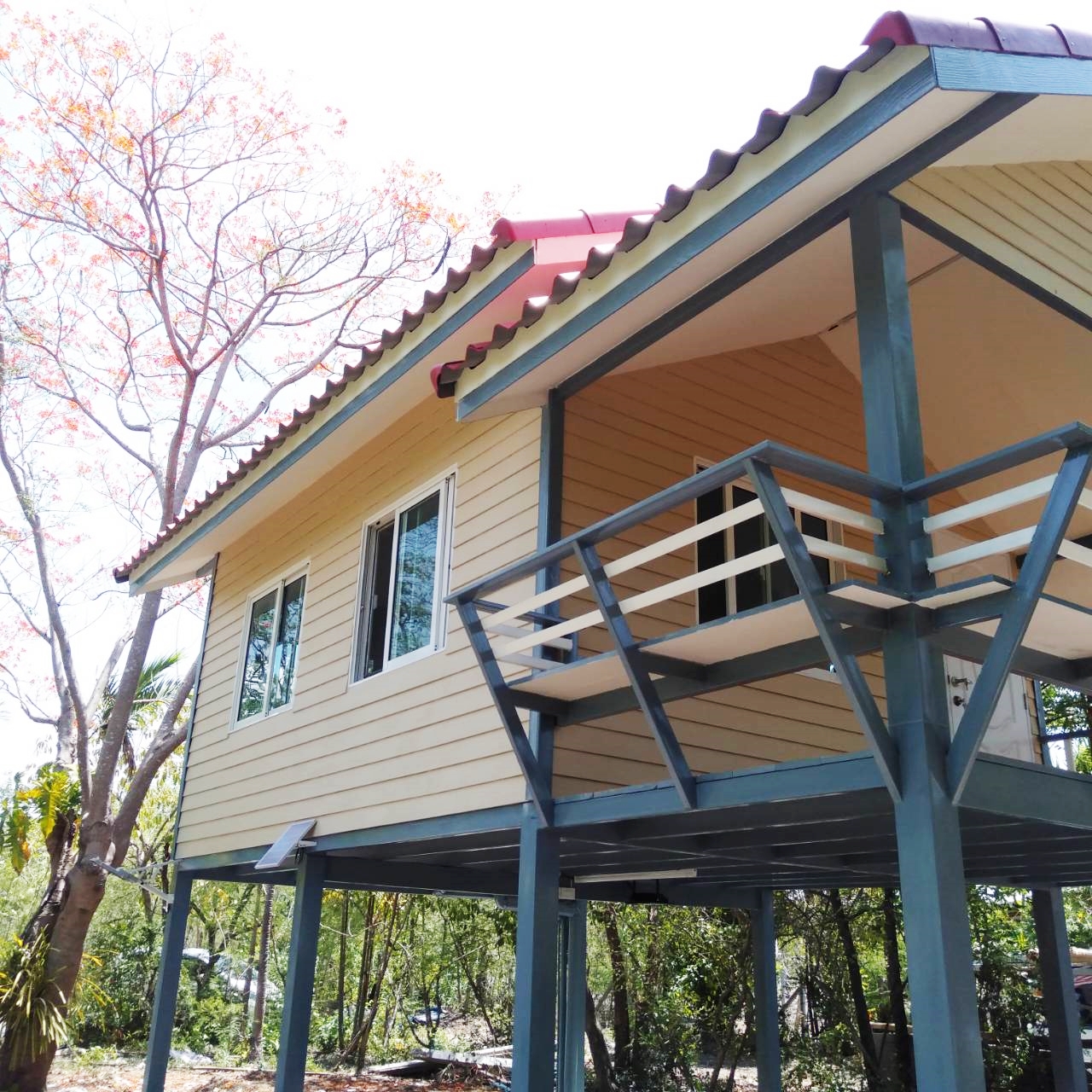 บ้านขนาด 4*7 เมตร ราคารวมเป็นเงินทั้งสิ้น 370,000 บาทพร้อมระเบียงขนาด 2*4 เมตร