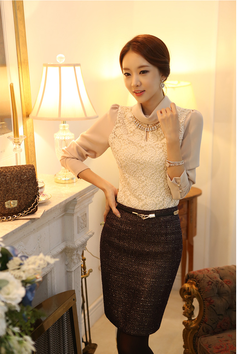 ***พร้อมส่ง*** New เสื้อผ้าลูกไม้สีครีมคอเต่าประดับสร้อยเพชร ช่วงอกแต่งผ้าลูกไม้ลายดอกสีครีม คอและแขนตัดต่อผ้าชีฟอง มีซับในสวยเหมือนแบบค่ะ