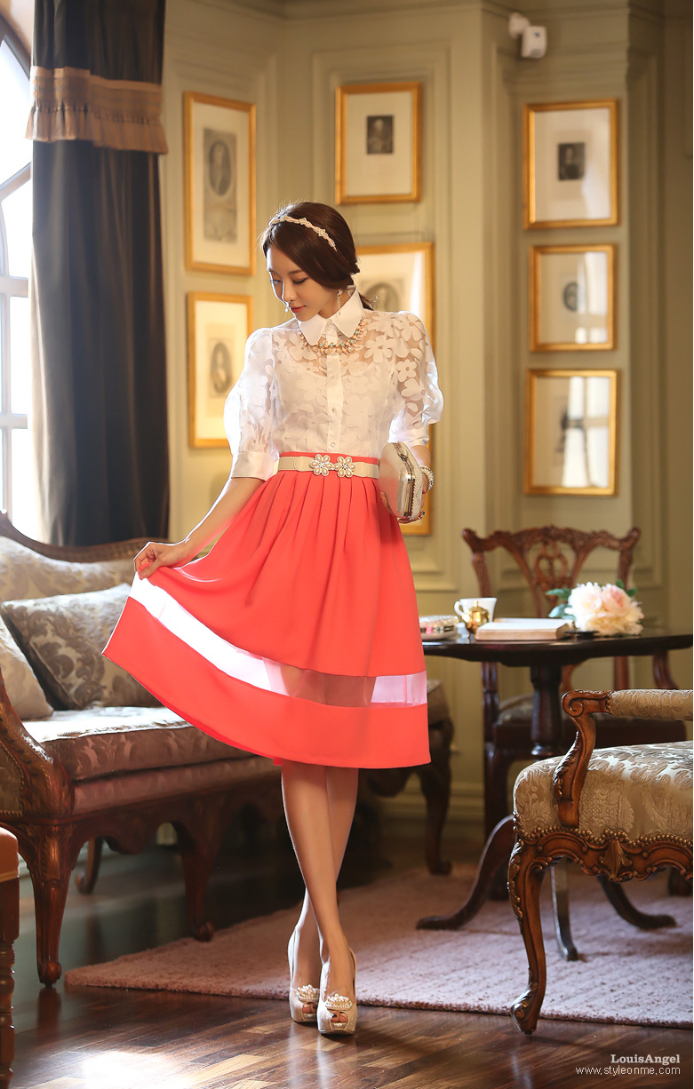 ***หมดค่ะ***เสื้อคอปก ผ้าตาข่ายพิมลายดอกไม้ มีกระดุมผ่าหน้า แขนสามส่วนรวบปลาย น่ารักมากๆค่ะ