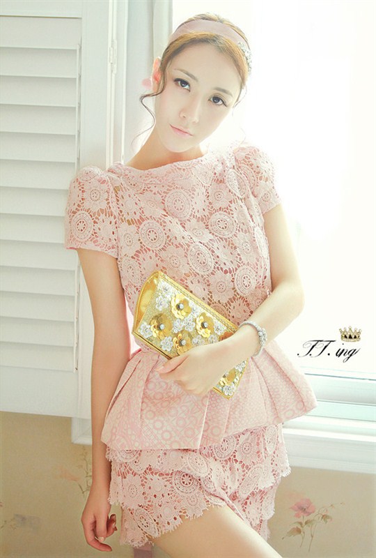 ***หมดค่ะ***ชุดเสื้อสีชมพูถักโครเชต์ลายดอกไม้ผสมวงกลม สวยหวาน ดีเทลตกแต่งช่วงเอวด้วยผ้าลายกราฟฟิค ติดซิปด้านข้าง พร้อมกางเกงขาสั้น มีซับใน ติดซิปด้านข้าง สวยหรูมากๆค่ะ