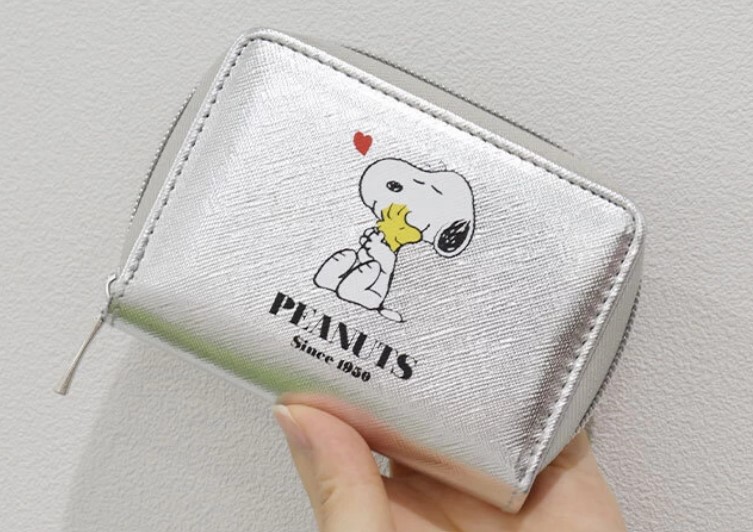 Snoopy Peanuts กระเป๋าสตางค์ใบเล็ก สีเงินสุดอินเทรนด์