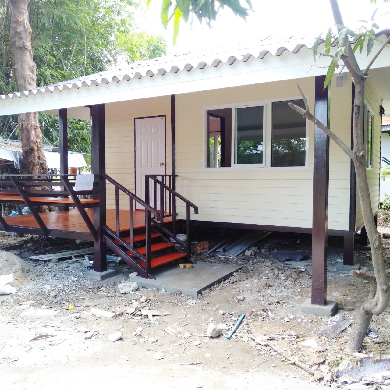 บ้านน็อคดาวน์ หลังนี้ ขนาด 4*6 เมตร พร้อมระเบียงหลังคาคุม ขนาด2*6เมตรเต็มหน้าบ้าน และระเบียงขนาด 2*3 เมตร