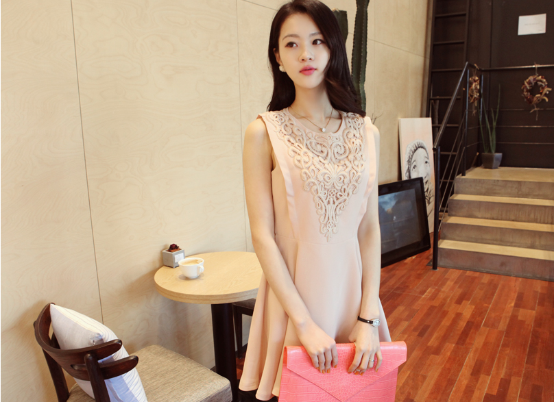 ***หมดค่ะ***เดรสผ้าชีฟองสีครีม ปักลูกไม้ช่วงหน้าอกคอกลมแขนกุดมีซับในสวยเหมือนแบบ100%ค่ะ