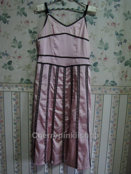 ชุดราตรี เดรสยาวสีชมพู สายเดี่ยว เย็บลูกไม้ดำเซ็กซี่น่าหลงไหล เนื้อผ้ามันนิ่มสวย hiso ใส่สบาย มีซิปข้าง