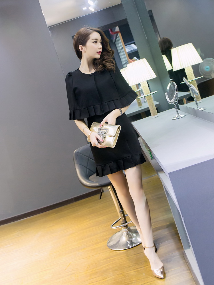 **หมดค่ะ**เดรสพร้อมเสื้อคลุมผ้าคอตตอนผสม spandex สีดำ เดรสทรงเอแขนกุด+เสื้อคลุมทรงปีกค้างคาวตกแต่งระบาย สวยหวาน ติดซิปด้านหลัง มีซับในเรียบร้อย คุณภาพดีมากๆค่ะ