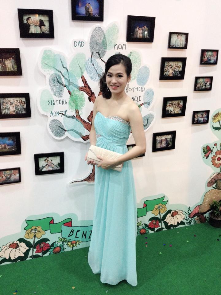 ชุดราตรียาวสีฟ้าแบบเกาะอกให้เช่า