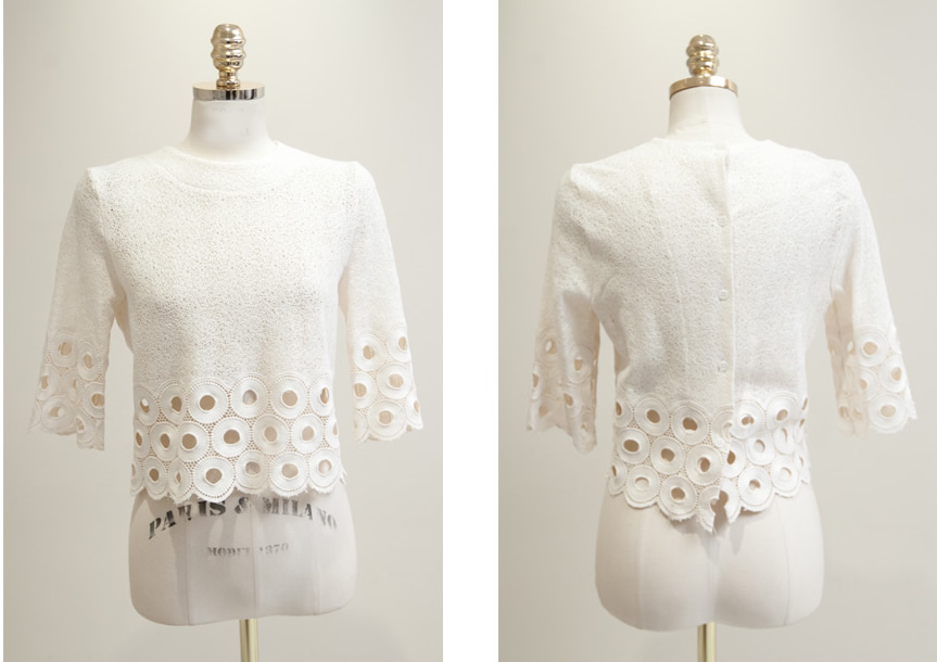 ***หมดค่ะ***เสื้อลูกไม้คอกลมสีครีมแขนสั้นแต่งวงกลมรอบแขน ใส่พร้อมกับกระโปรงทรงเอฉลุลายวงกลมที่ชายกระโปรง สวยเหมือนแบบ 100%