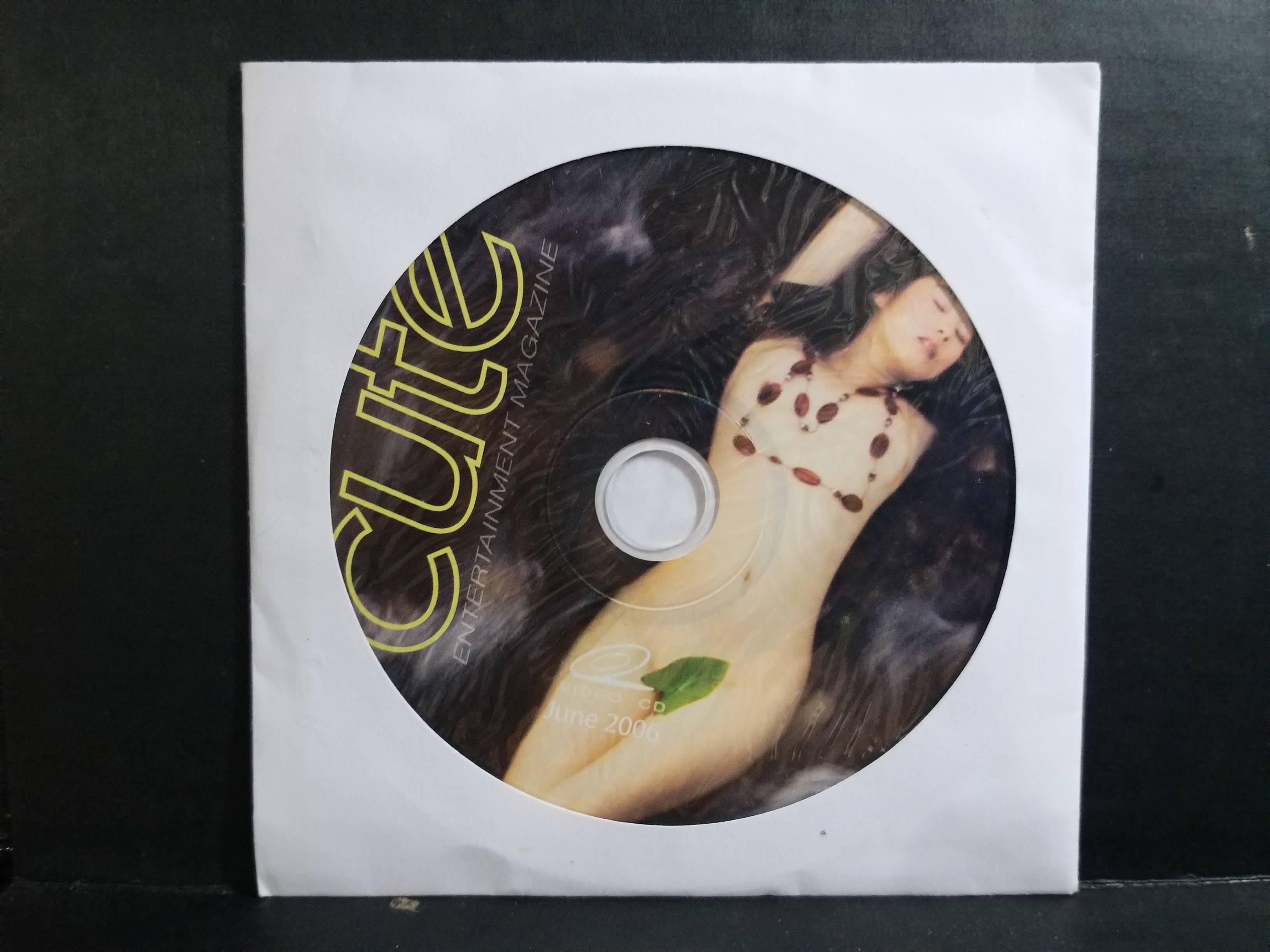 แผ่น CD เบื้องหลังนางแบบ นิตยสาร cute JUN.2006 / ความคมชัดตามยุคนั้นครับ