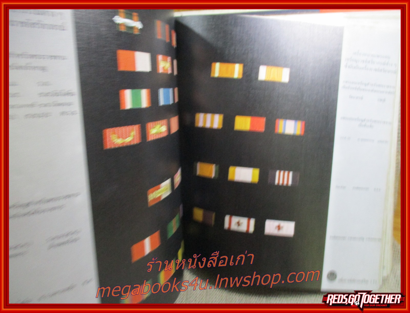 หนังสือ เครื่องราชอิสริยาภรณ์ไทย ฉบับสำนักเลขาธิการคณะรัฐมนตรี / กระดาษมีจุดเหลืองประปราย เปื้อนฝุ่นมอมแมมนิดหน่อย