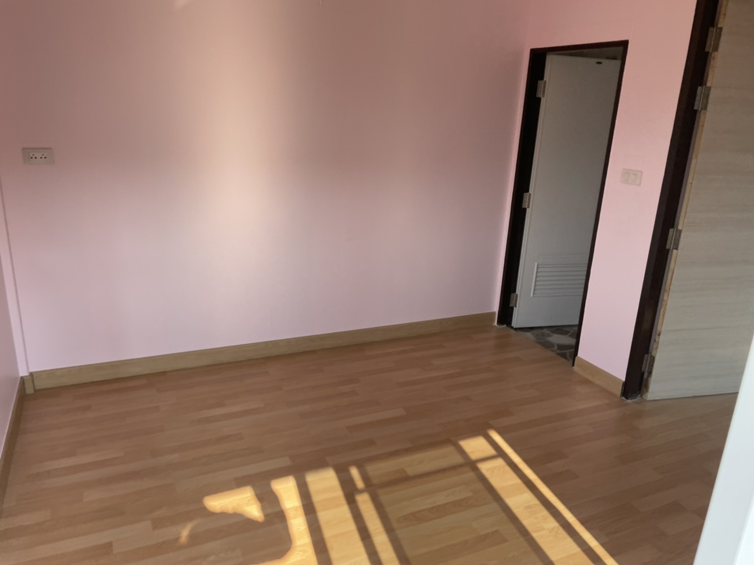 บ้านน็อคดาวน์ ขนาด 4*6 เมตร พร้อมระเบียง 2*3 เมตร 1 ห้องนอน 1ห้องน้ำ 1ห้องโถง