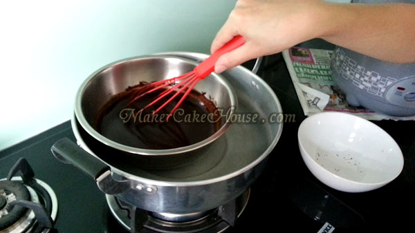 คนส่วนผสมบราวนี่ให้เข้ากันเข้ากัน 
